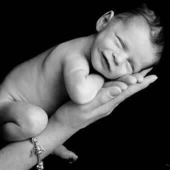 Photo en noir et blanc d'un nourrisson 