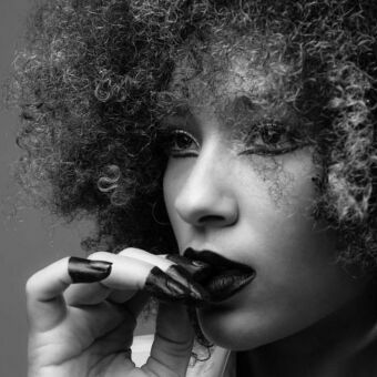 Portrait d'une femme en noir et blanc